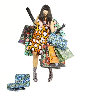 Varjac shows up in a white sequin dress which shouts “I DIDN’T KNOW WHAT TO WEAR SO I PUT ON THIS MOSCHINO DRESS