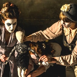 I would go as far to say that The Girl Who Cannot Die was a visual feast, with poster-worthy imagery popping up in every scene – memorably the Godmother being consumed by a silver cloth and Snow White being ensnared in a ‘corset’.