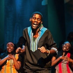Impressive solos on a large hand drum, a soprano saxophone and an electric guitar add dynamism and intensity to the show.
